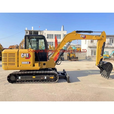 Excavadora CAT 306E2 Mini com poucas horas e quase em estado de utilização fabricada em 2021