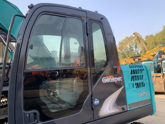 Excavadora Kobelco SK75 usada e em boas condições ideal para construção de engenharia