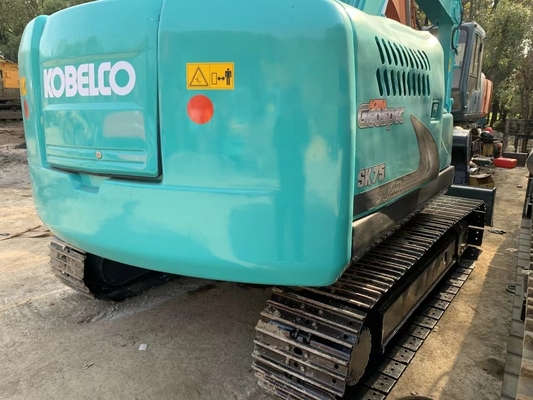 Excavadora Kobelco SK75 usada e em boas condições ideal para construção de engenharia