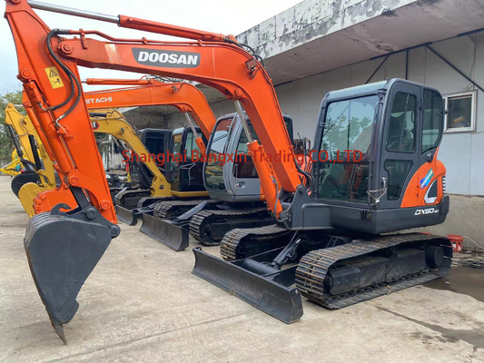 Excavadora Doosan DX60 em bom estado com todas as funções em bom estado de funcionamento