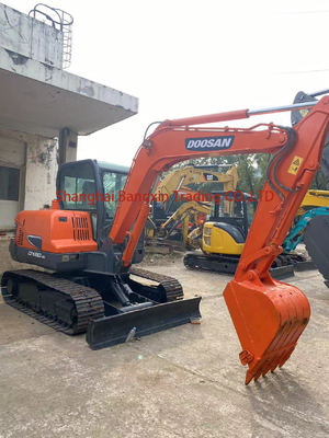 Excavadora Doosan DX60 em bom estado com todas as funções em bom estado de funcionamento
