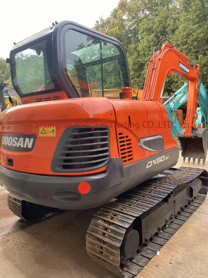 Excavadora Doosan DX60 em bom estado com todas as funções em bom estado de funcionamento