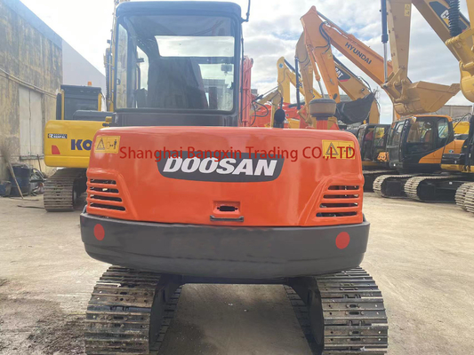 Podemos inspecionar a mini escavadeira Doosan DH55 com excelente desempenho de trabalho e 1