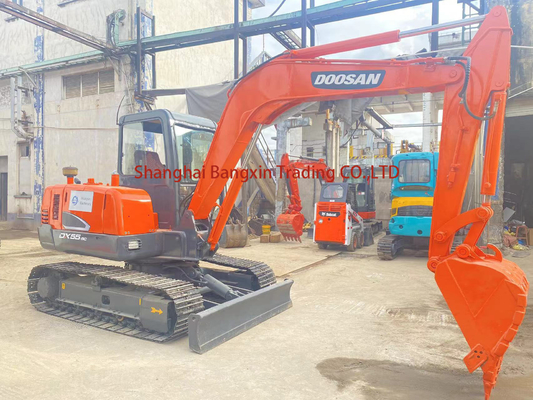 Podemos inspecionar a mini escavadeira Doosan DH55 com excelente desempenho de trabalho e 1